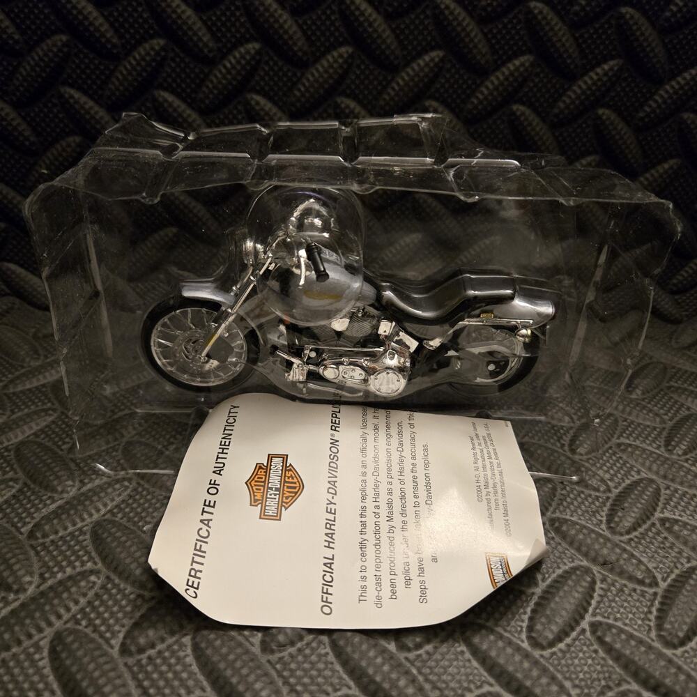 Harley Davidson Diecast Motorcycle 1:18 Maisto w/ COA 2004 Replica